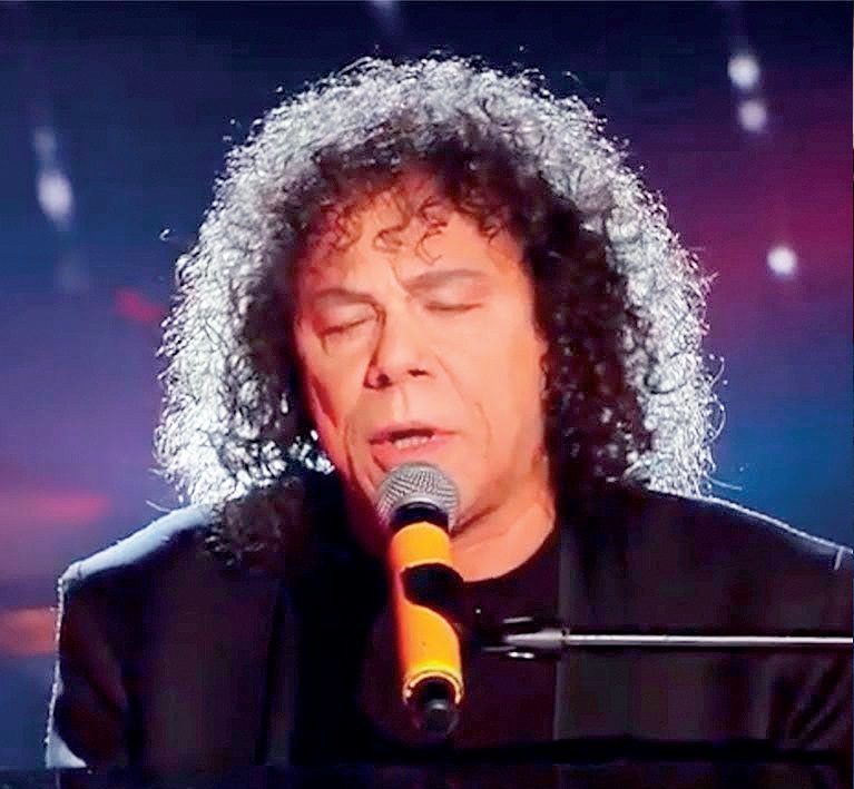 Alberto Pastorelli mentre imita Cocciante