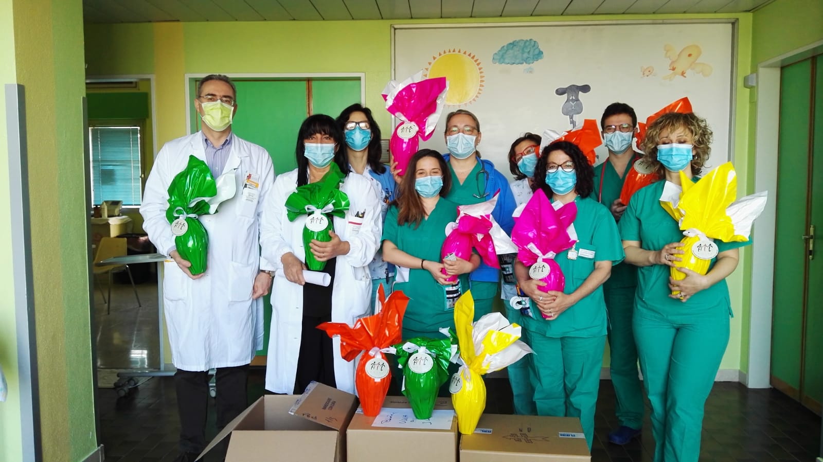Consegna delle uova al reparto pediatria