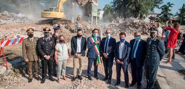 Le autorità nel luogo della demolizione, dove sorgerà la nuova Questura