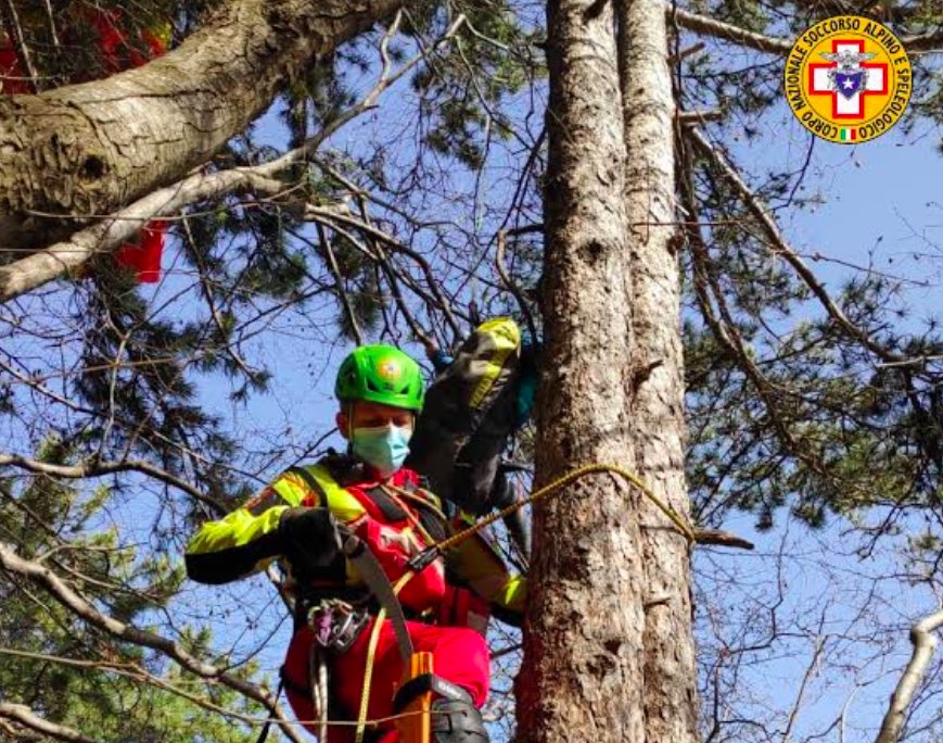 Soccorso Alpino sul Grappa salva pilota parapendio