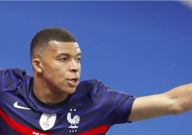 Mbappé sbaglia il rigore