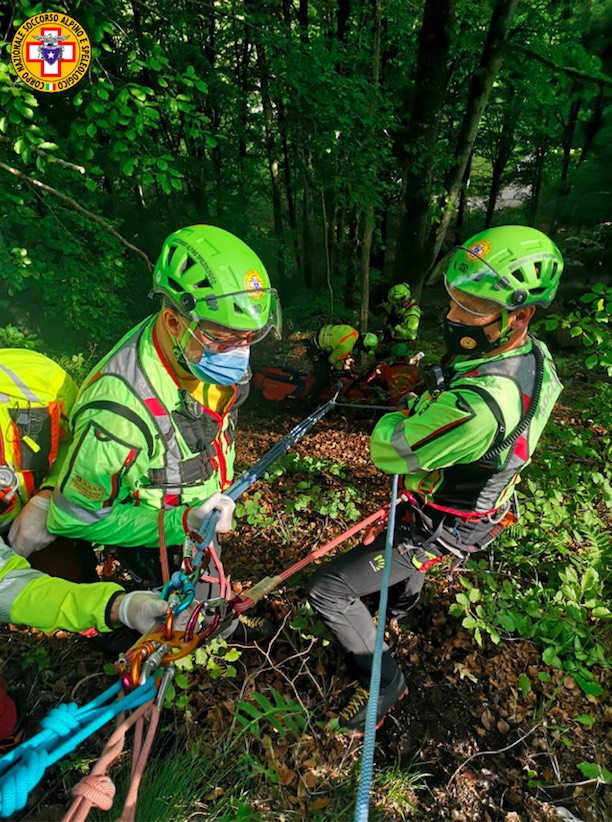 Snsas soccorso alpino sotto il Monte Grappa aziona paranco