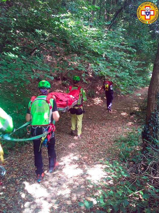 cade con la MTB su alta via Berici
