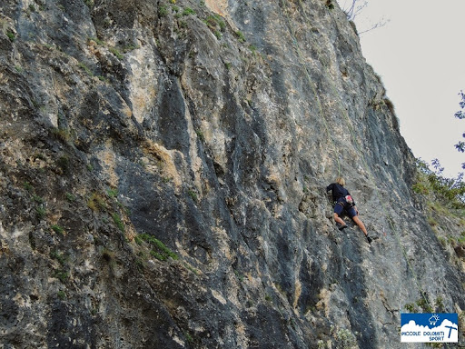 un freeclimber sulla falesia "Piccole Dolomiti"