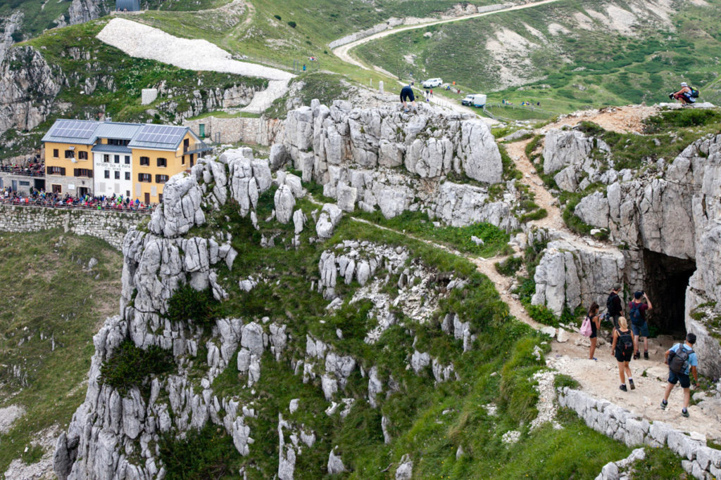 il rifugio Achille Papa visto dalla strada delle 52 gallerie