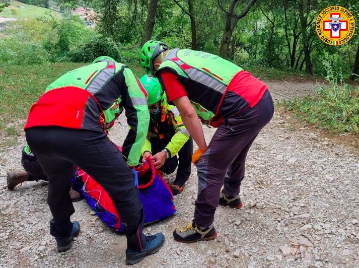 cade a Valrivina con la mtb