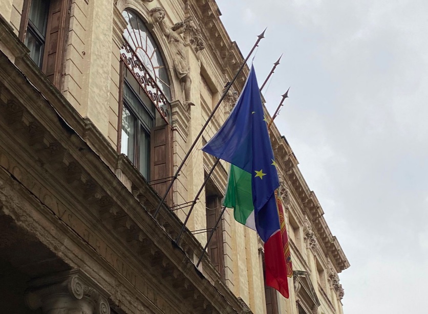 Le bandiere a mezza asta a palazzo Trissino Baston