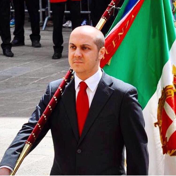 sandro pupillo con bandiera tricolore del comune di Vicenza