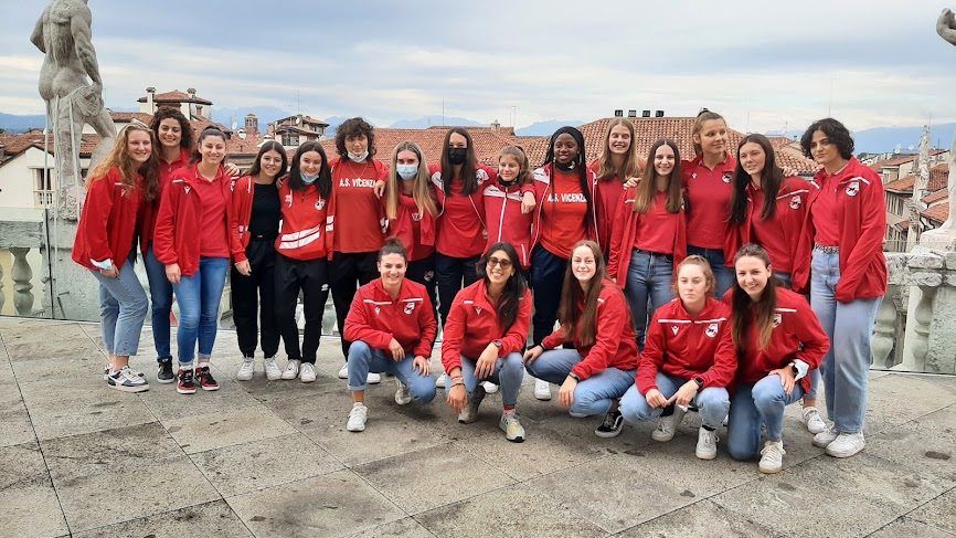 La serie A2 e alcune atlete delle giovanili dila serie C delle ragazze di AS Vicenza