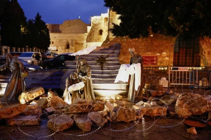Il presepe tra le macerie a Betlemme