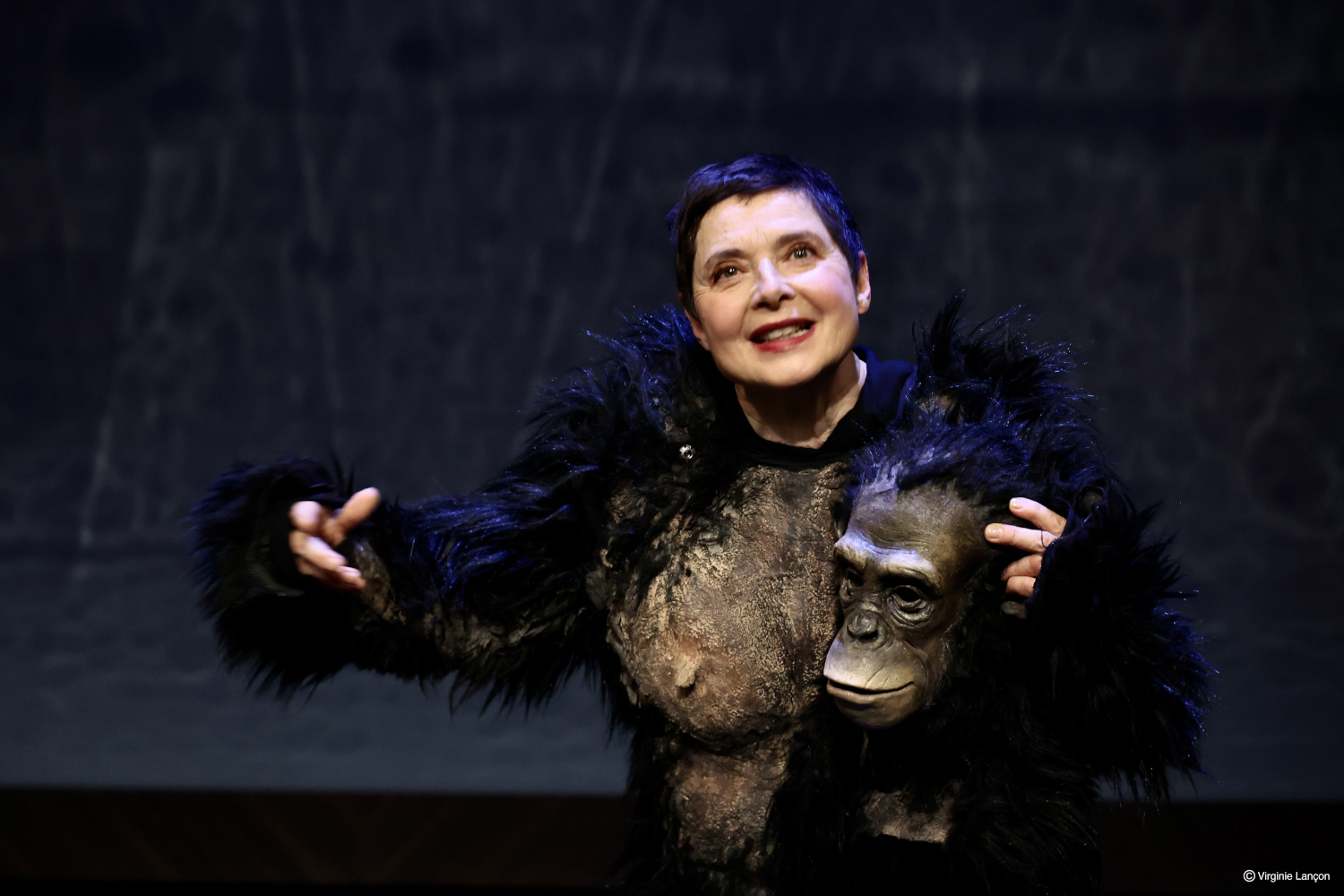 Isabella Rossellini in una foto del suo spettacolo, vestita da scimpanzé