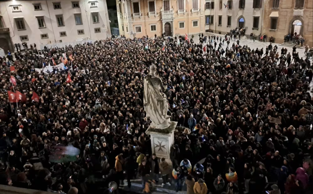 Pisa manifesta in solidarietà ai giovani manganellati dalla Polizia