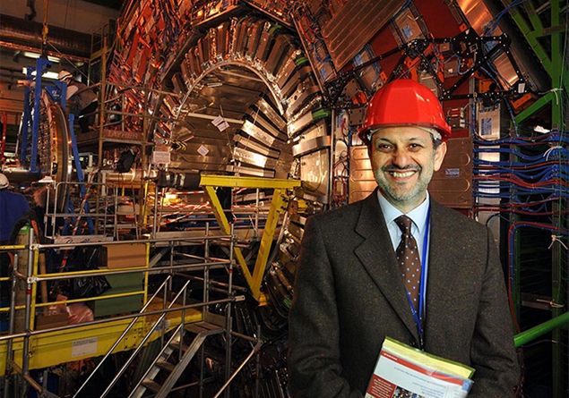 Il professor Guido Tonelli vicino all’acceleratore del Cern di Ginevra dove lavora.