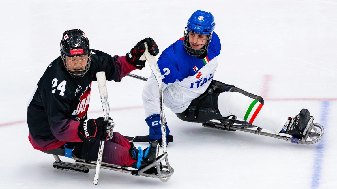 Un giocatore della Nazionale Italiana di sledge hockey alle scorse Paralimpiadi