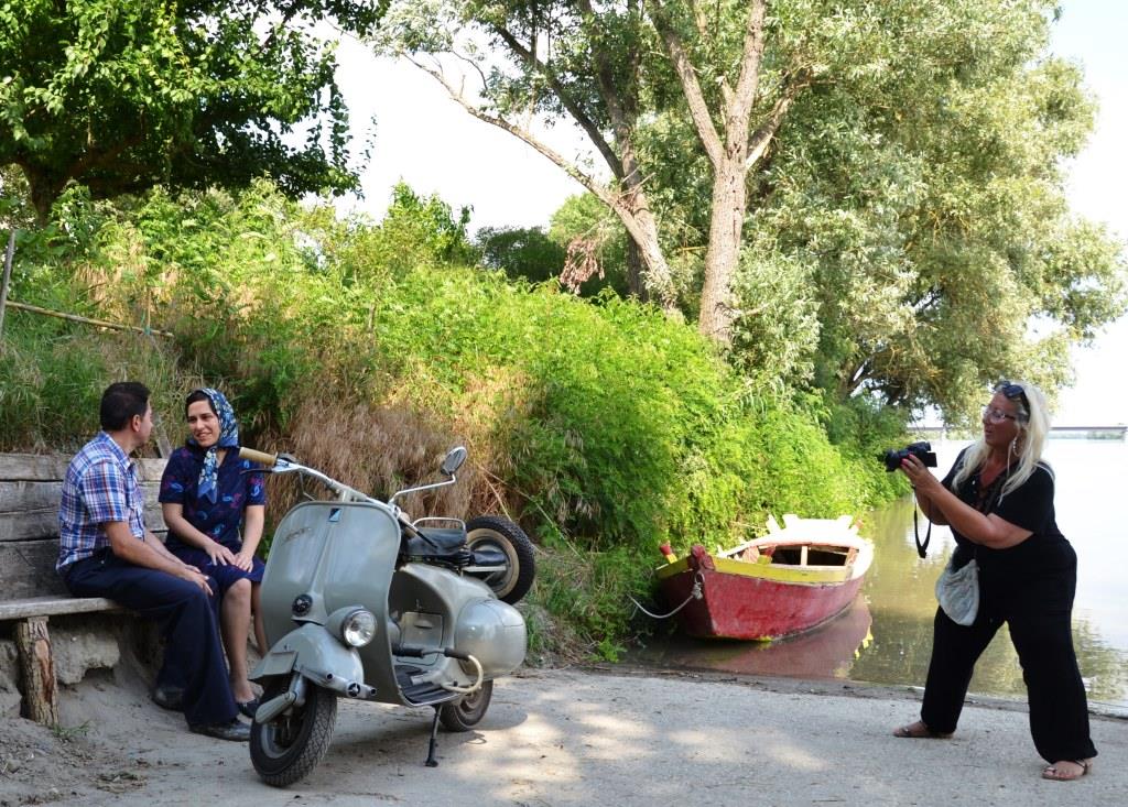 Bottrighe, la regista Anita Gallimberti mentre gira scene sul Po