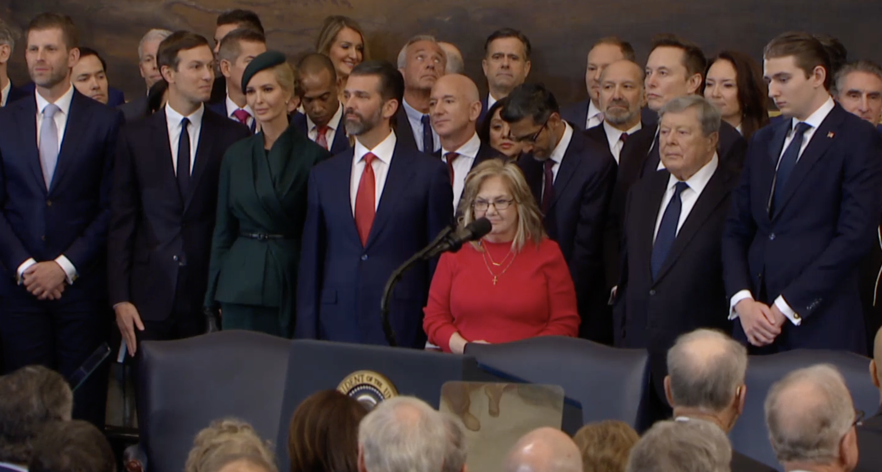 I familiari di Trump e gli oligarchi delle Big Tech Elon Musk e Jeff Bezos