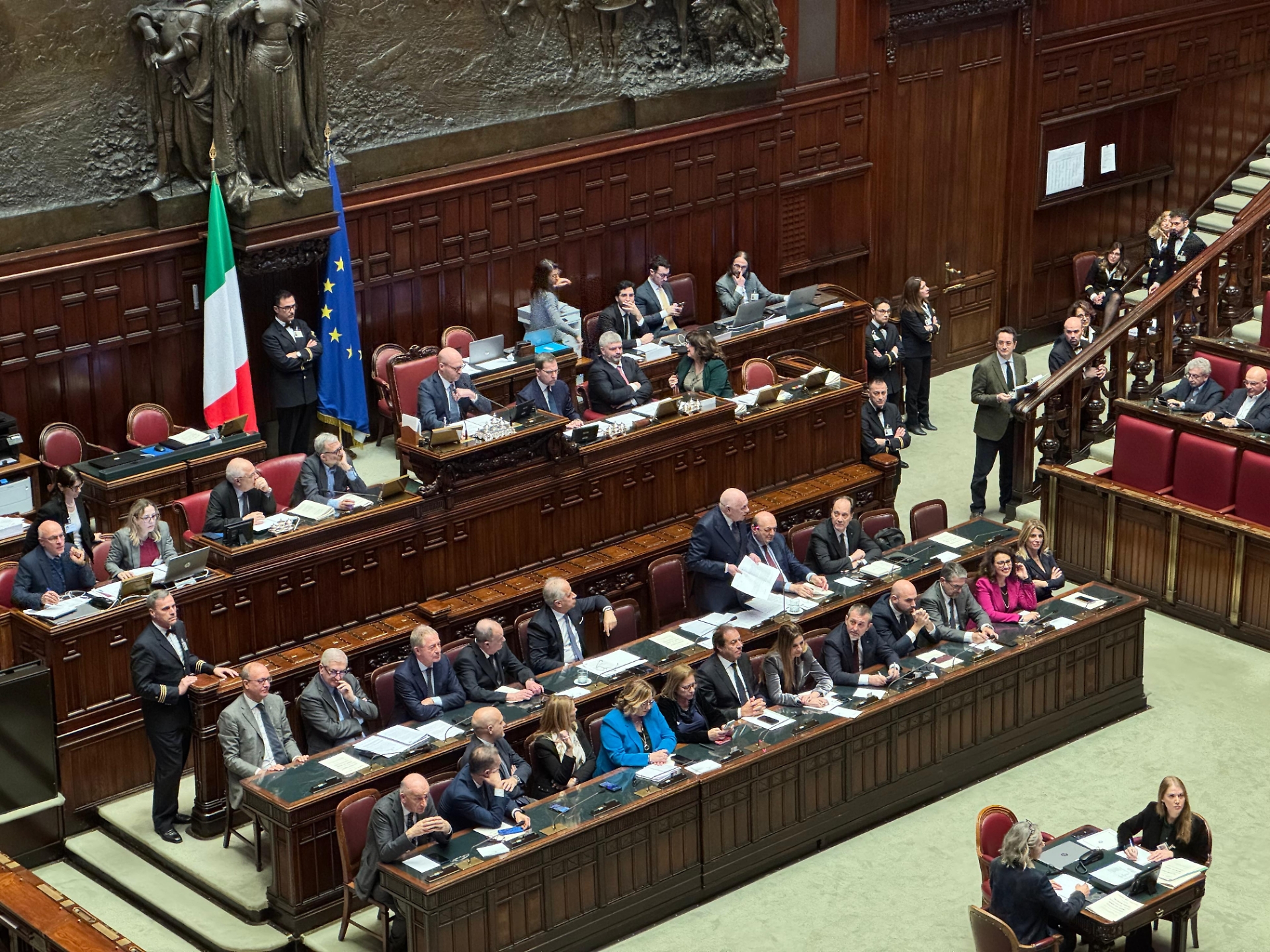 Il posto di Meloni vuoto tra i ministri del suo governo