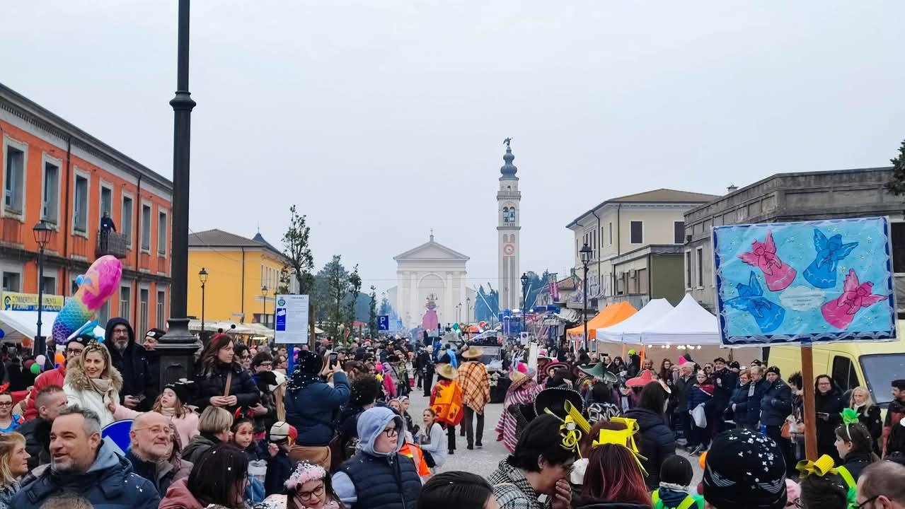 Bottrighe, il centro invaso dal carnevale