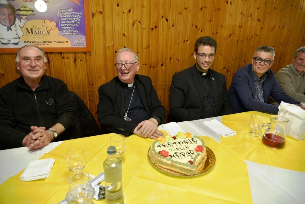 Bottrighe, il Vescovo con la torta offerta dal ristorante