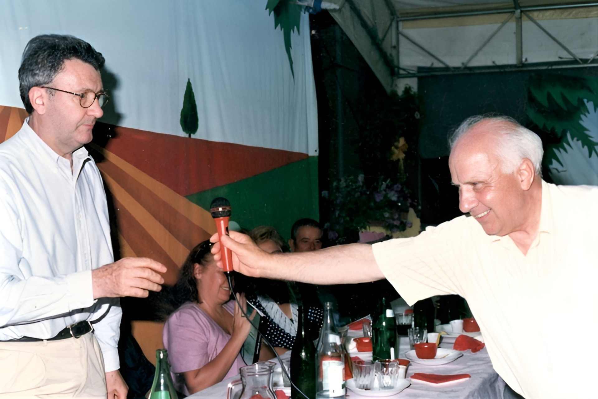 Bottrighe, da sx il prof Luigi Zanesco riceve la beneficenza per Ail dal dottor Antonio Boni