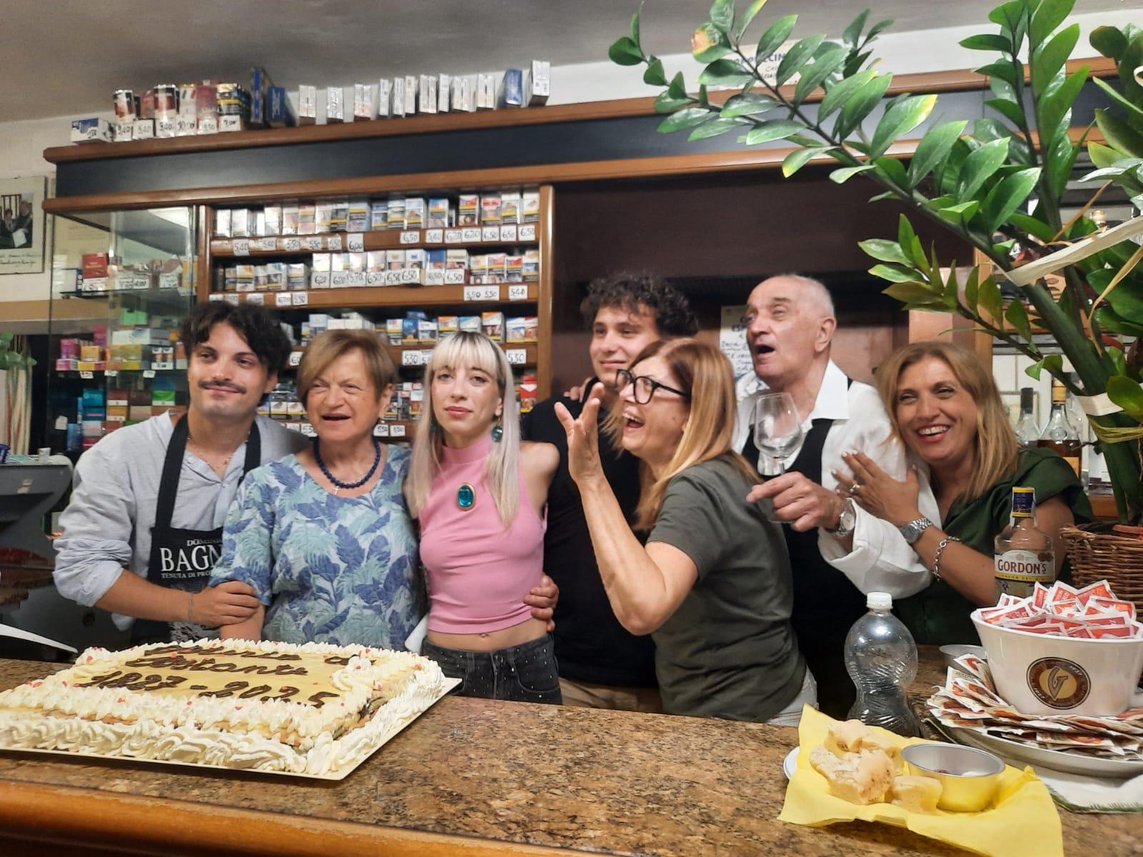 Bottrighe, taglio della torta con i famigliari dell'osteria Pivaro