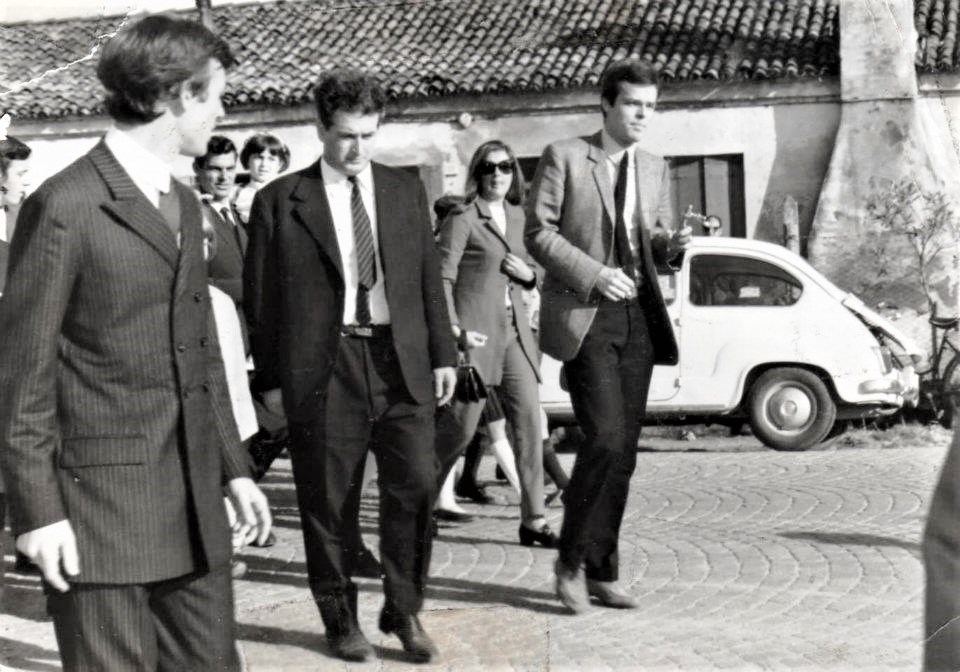 Bottrighe, il cantante Dino mentre entra al Joe Club nel 1967