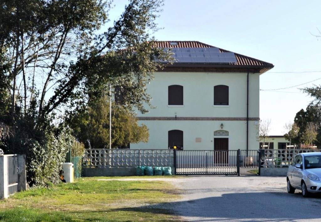 Bottrighe, l'ex stazione ferroviaria oggi abitazione