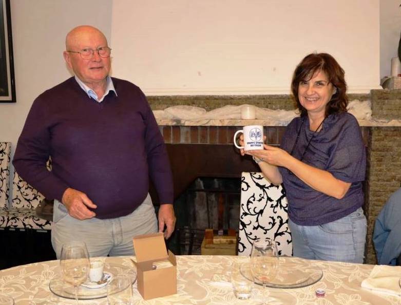 Bottrighe, il presidente del Gruppo Sportivo premia l'archeologa Sandra Bedetti