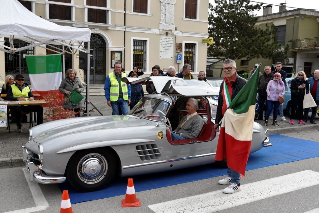 Bottrighe, il sindaco Barbujani saluta le auto storiche