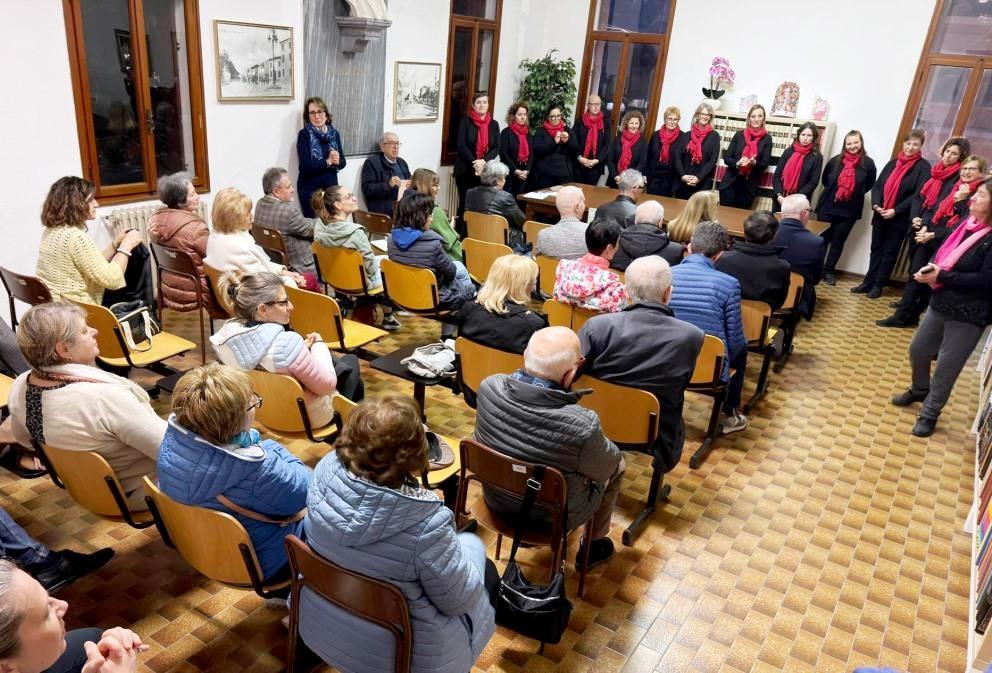 Bottrighe, un momento della presentazione del volume e l'esibizione del coro Plinius