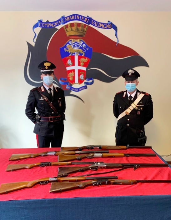 carabinieri di valdagno con fucili caccia sequestrati