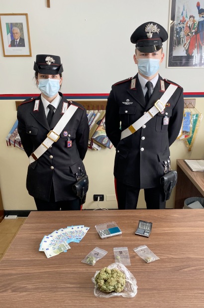 carabinieri di Valdagno con marijuana sequestrata