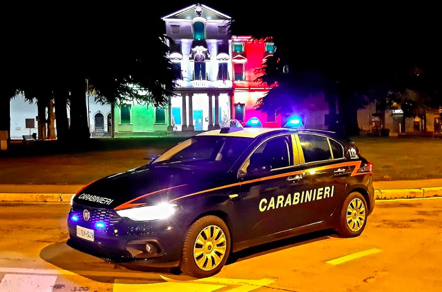 carabinieri a Dueville davanti al municipio tricolore