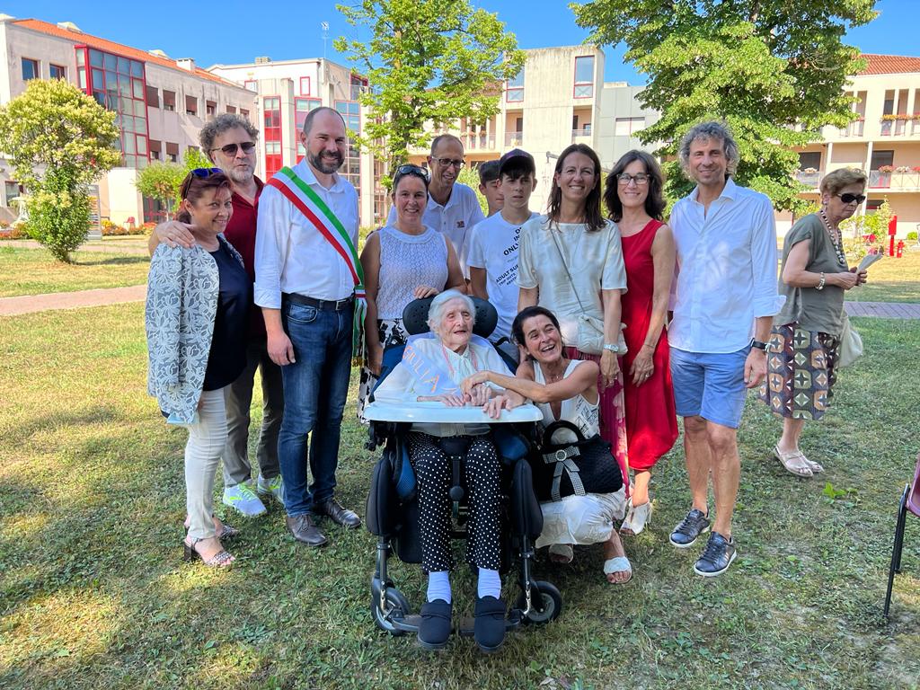 La ultracentenaria Giulia Pistollato nel giorno del suo 106esimo compleanno all’istituto Costante Gris