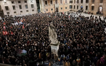 Pisa manifesta in solidarietà ai giovani manganellati dalla Polizia