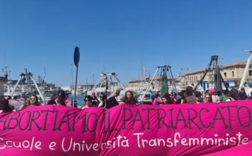 lo striscione delle associazioni studentesche udu e rete studenti medi "aboliamo il patriarcato"